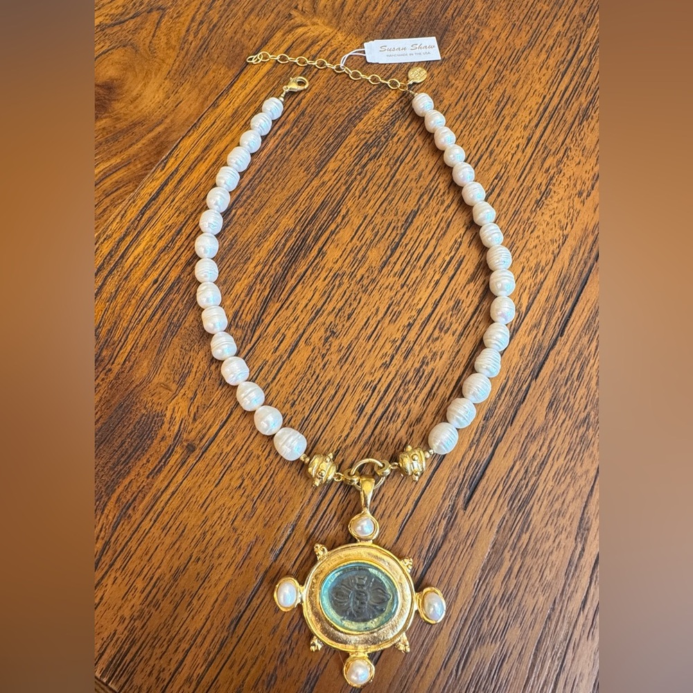 Timeless NWT Susan Shaw White Pearl Gold Necklace with etched glass Bee pendant.
